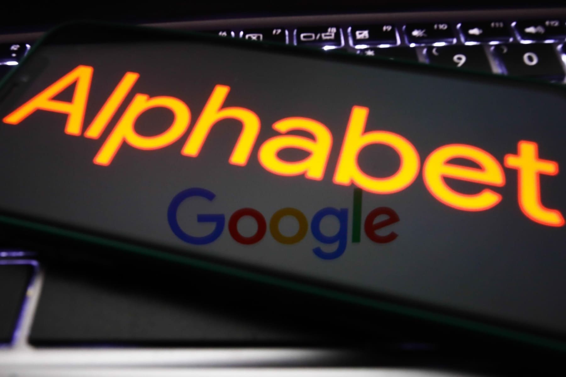 Alphabet, материнська компанія Google, анонсувала виплату перших в історії дивідендів на суму 70 мільярдів доларів
