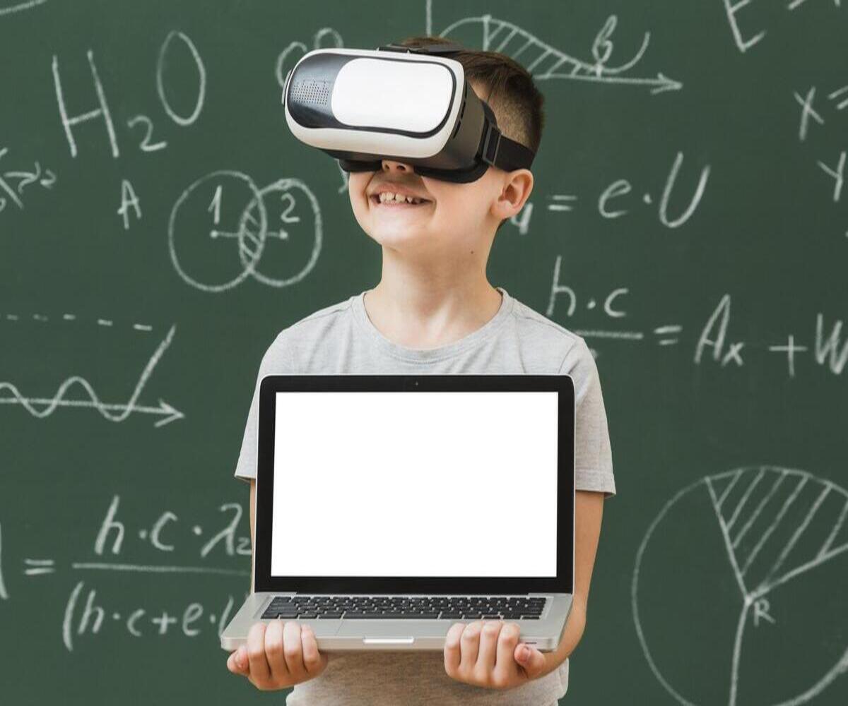 Учень у дошки з планшетом та у VR-окулярах