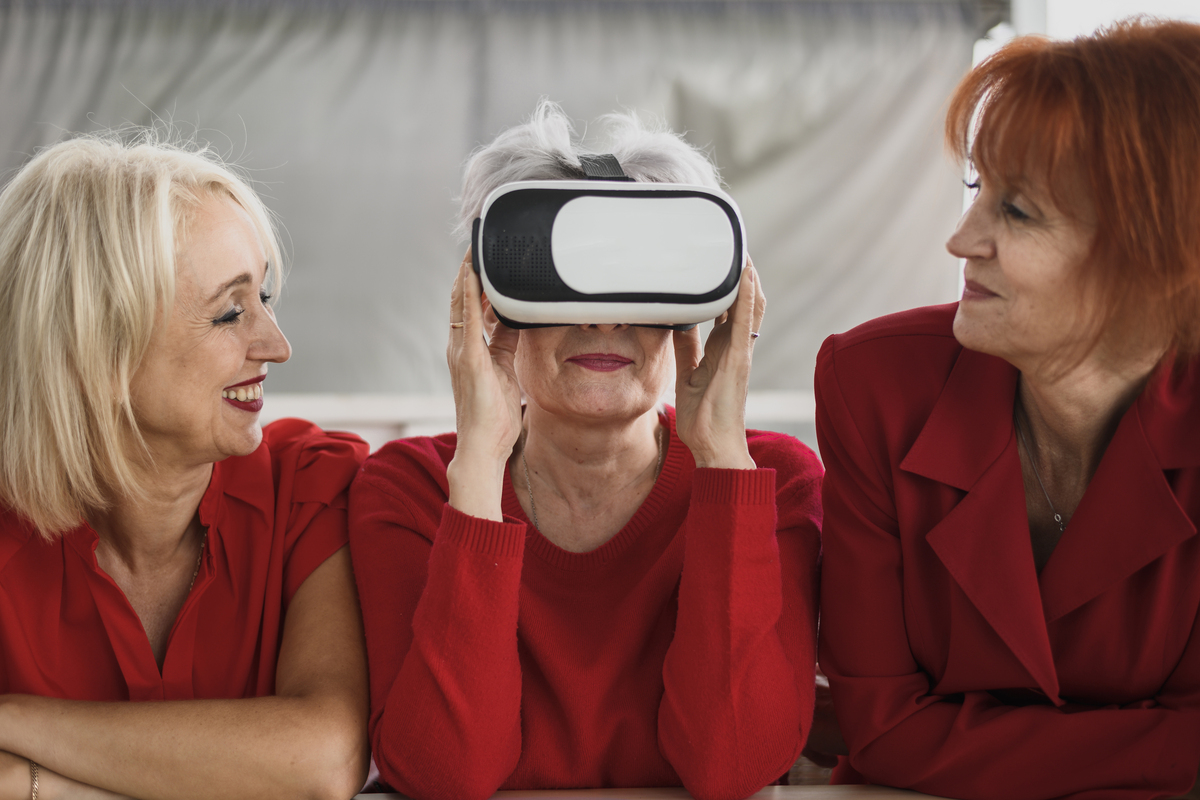 Жінки вивчають віртуальні окуляри; vr-technology