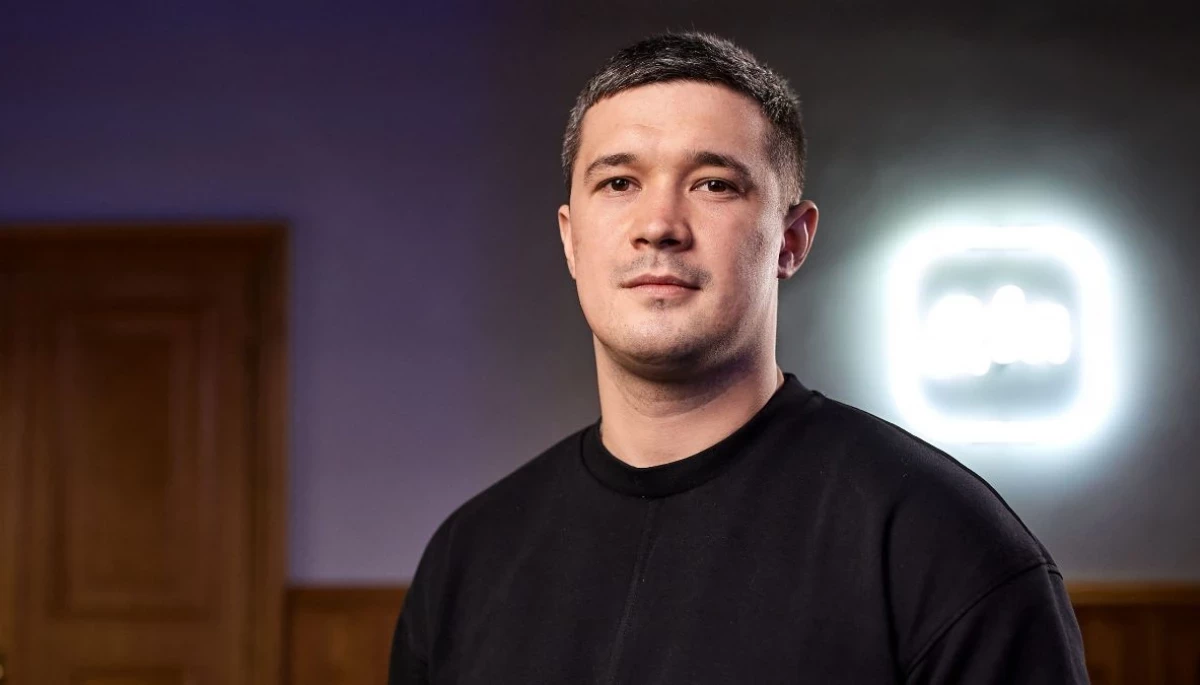 Голова Мінцифри Михайло Федоров на фоні логотипа ДІЯ