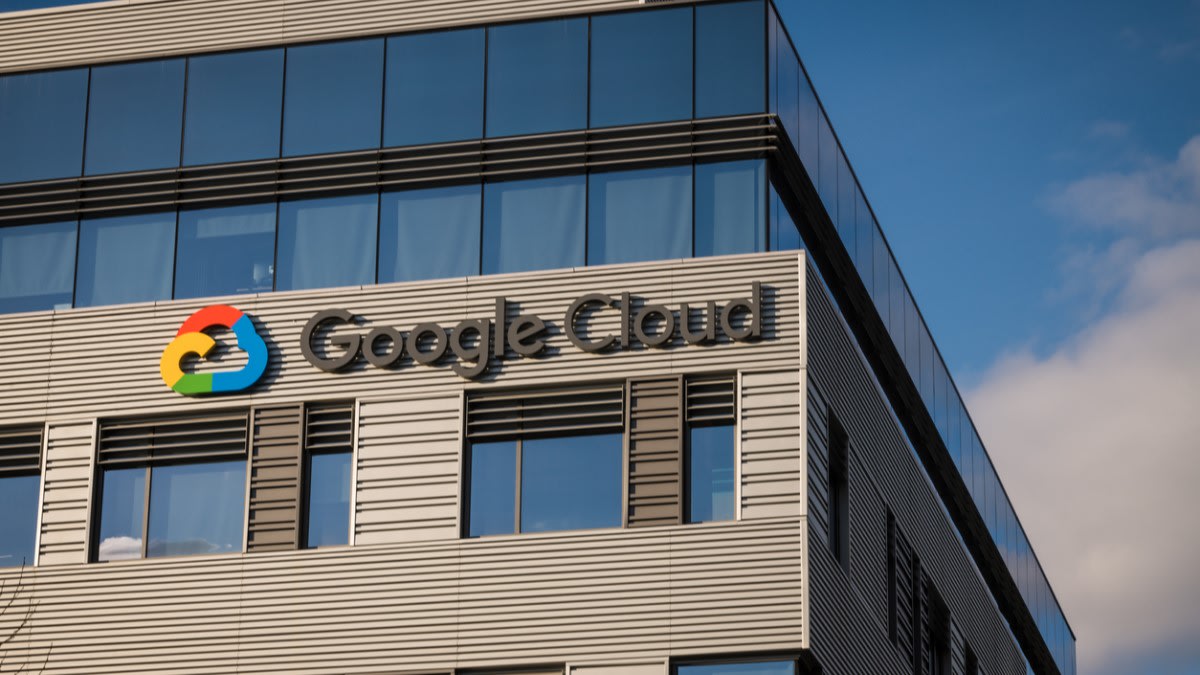 Логотип хмарної екосистеми Google Cloud на офісі у США