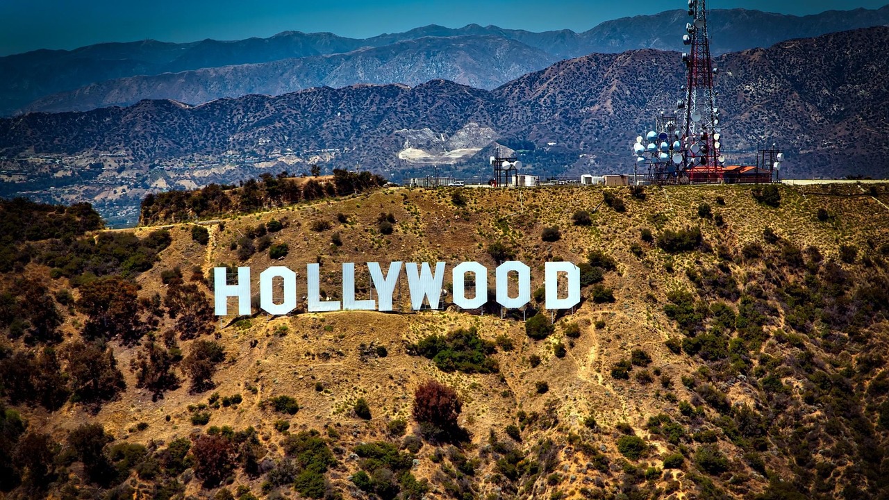Стела з букв Hollywood на схилі гори у Лос-Анджелесі