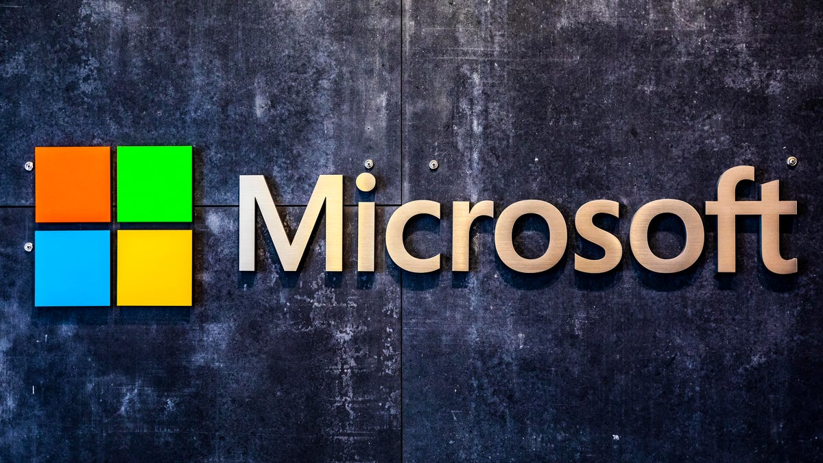 Логотип Microsoft на фоні бетону