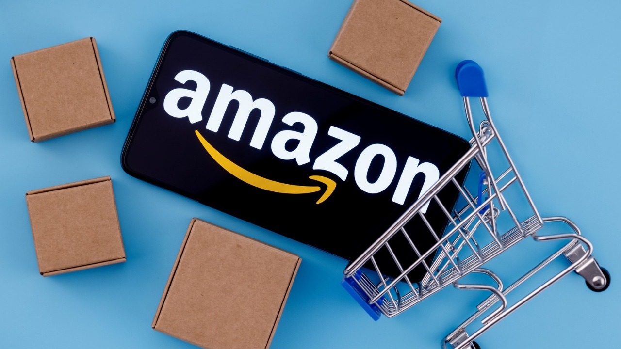 Тележка та коробки в рекламі маркетплейса від Amazon- Amazon Shopping