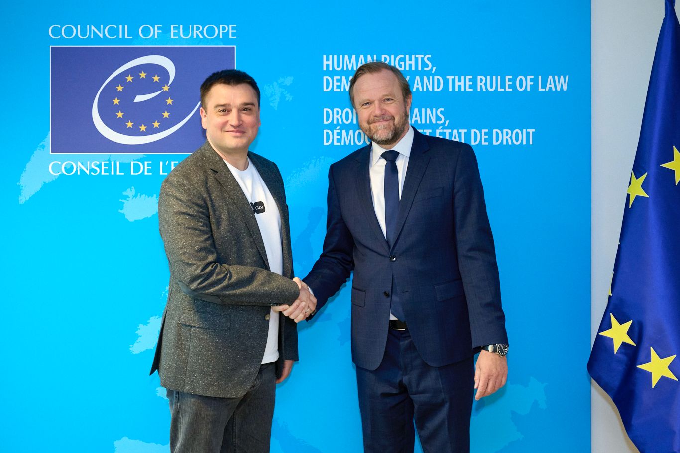 На фото, після підписання угоди про етику ШІ, Олександр Борняков та Бьорн Берге