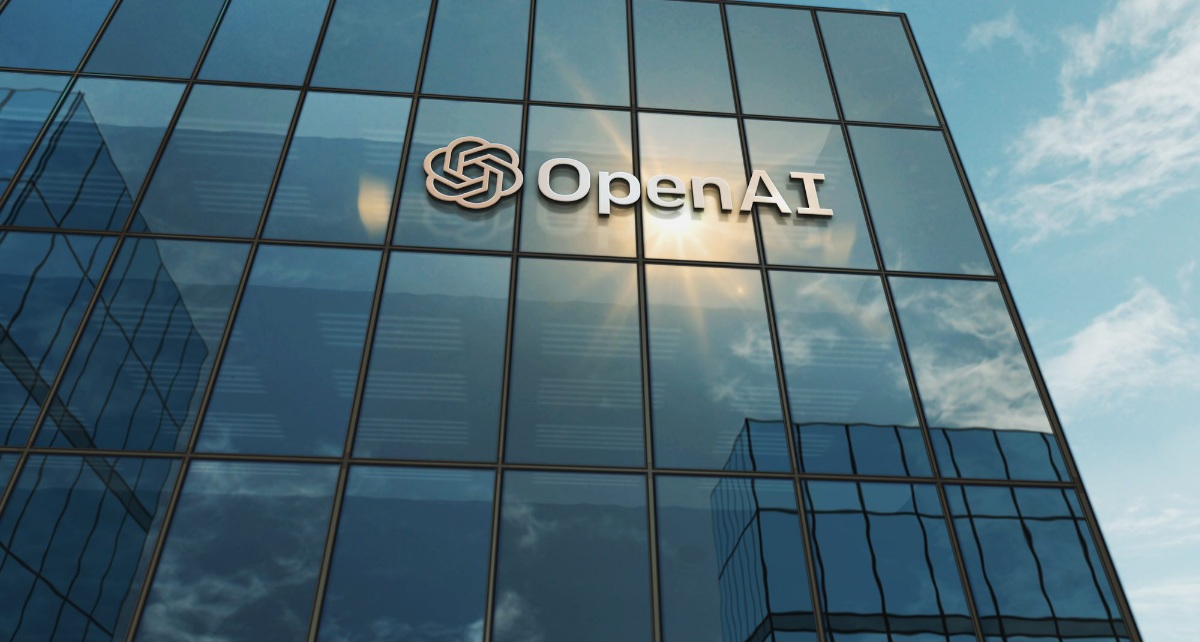 Логотип компанії OpenAI на будинку її офісу