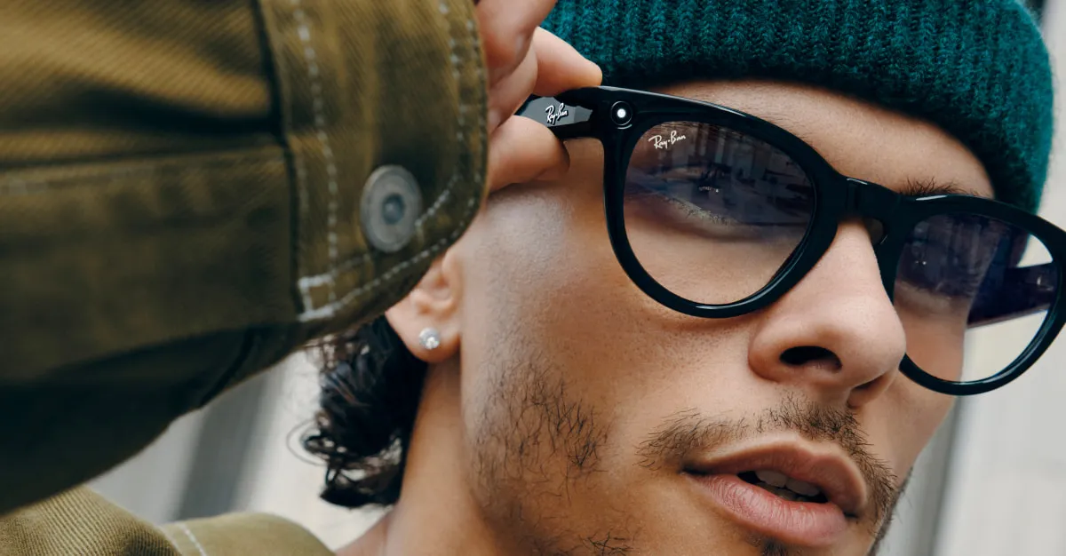 Хлопець в смарт-окулярах Ray-Ban від компанії Meta