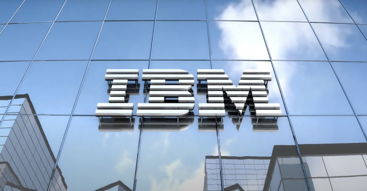 Логотип технологічної компанії IBM на офісний споруді