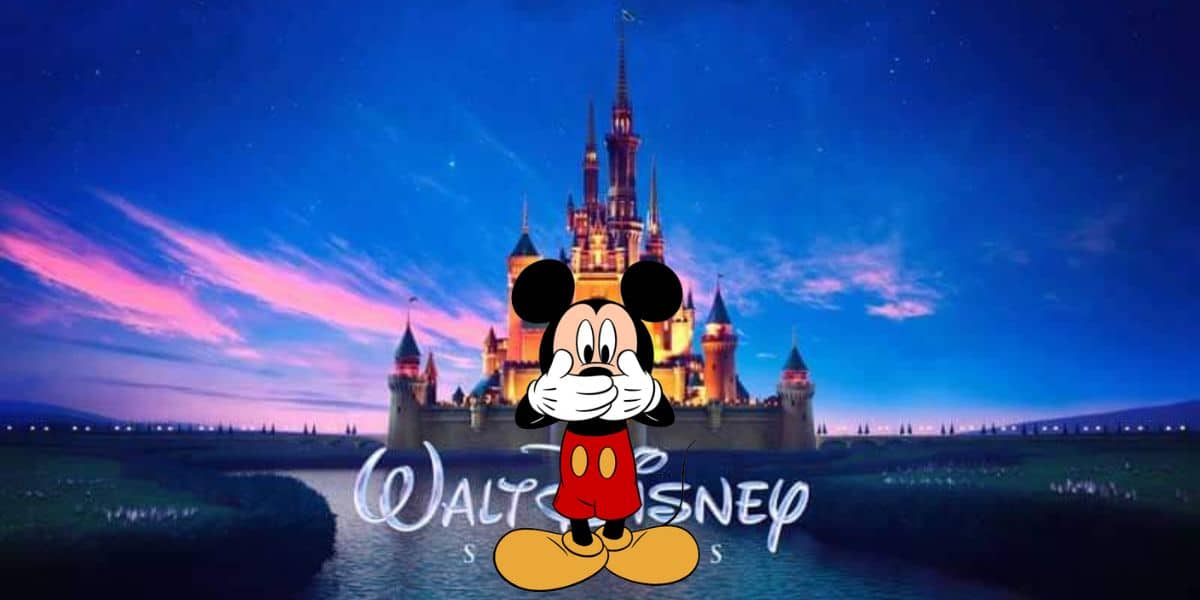 Мікі-Маус на фоні легендарного замку Disney