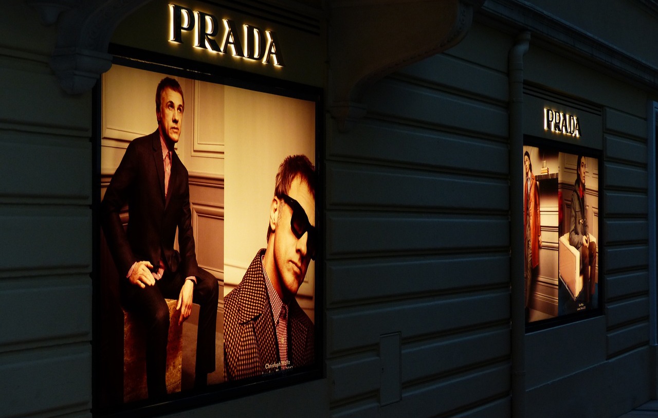 Фото моделей на фасаді магазину Prada