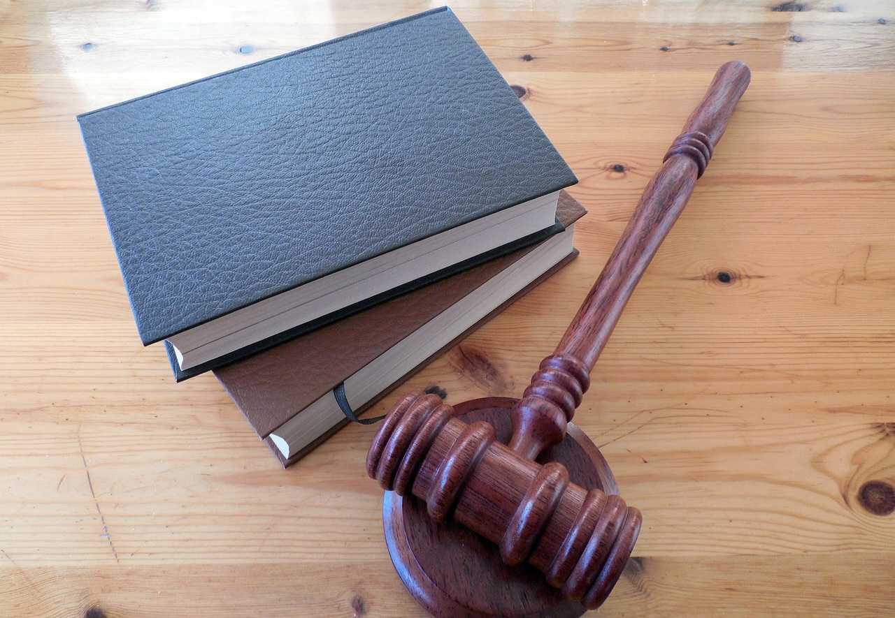 Судові справи та молоток судьї України