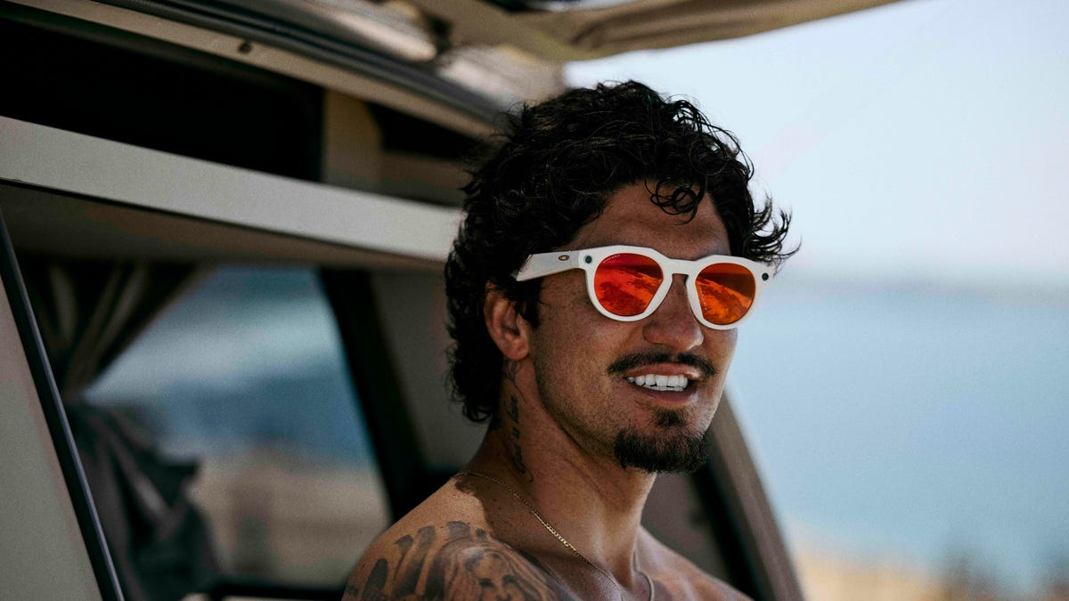 Спортсмен на яхті в окулярах Oakley Meta HSTN