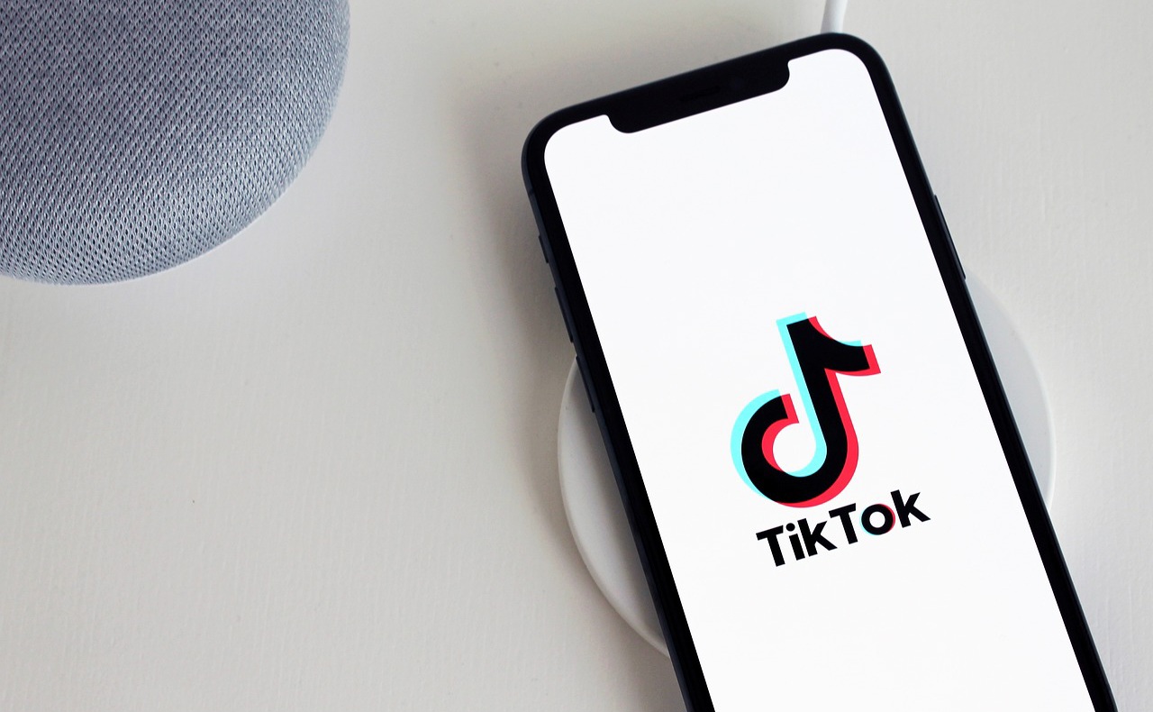 IPhone 13 із логотипом соцмережі TikTok