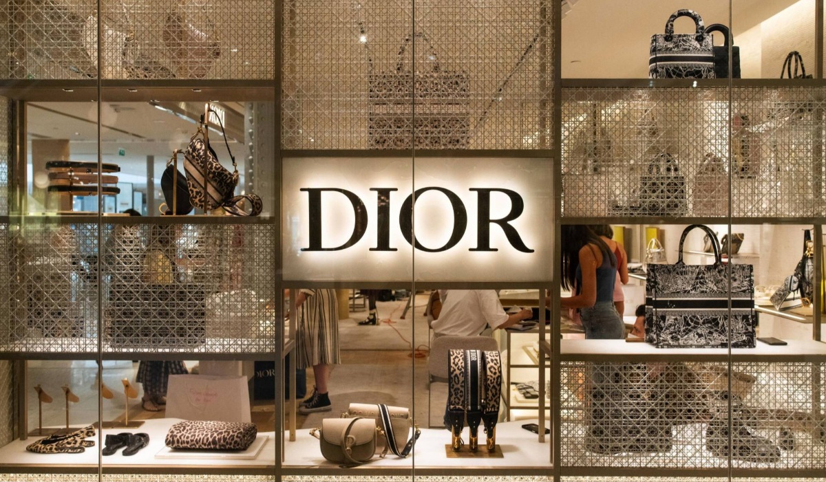 Вивіска магазину Dior від компанії LVMH