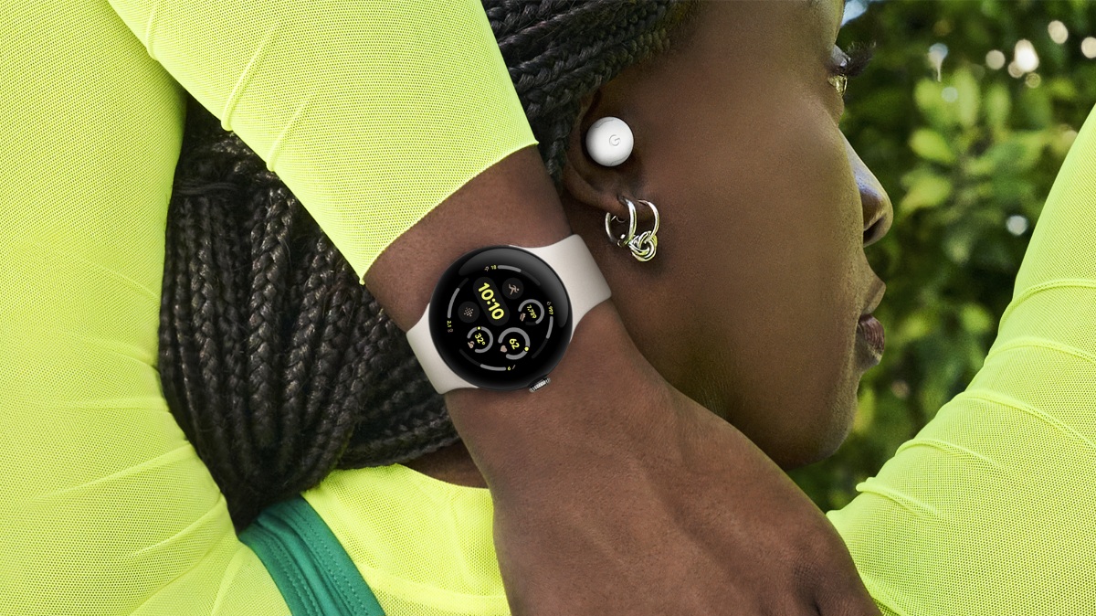 Дівчина зі смарт-годиником Google Watch 4